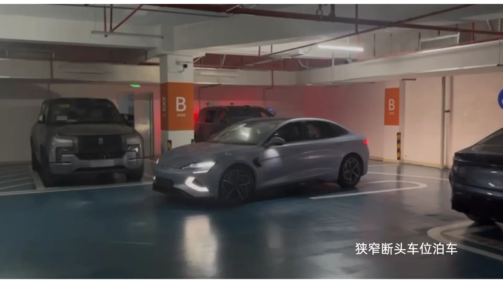 狭窄断头车位泊车.jpg